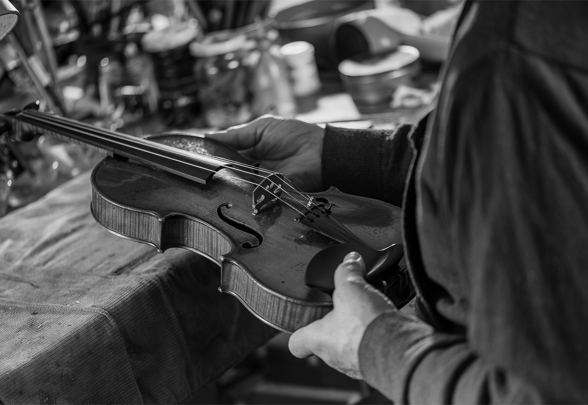 バイオリン 弦楽器 修理 修復 メンテナンス 男性